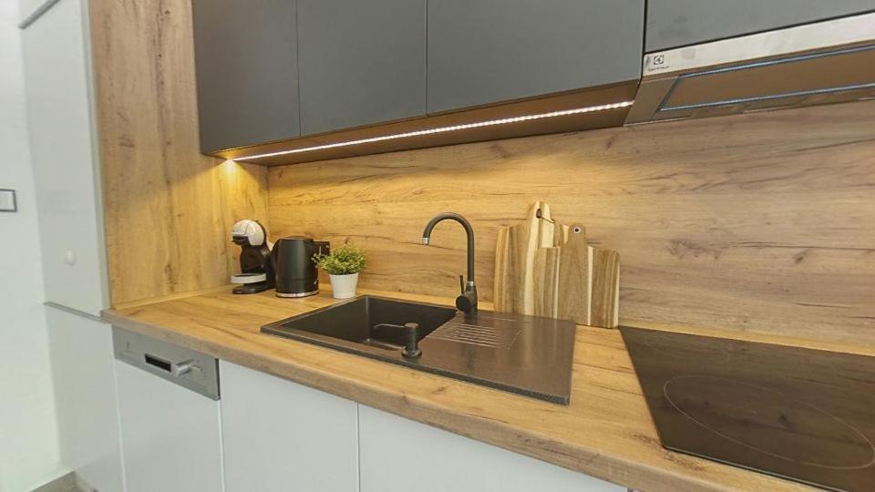 Meszes Apartman Калоча Екстериор снимка